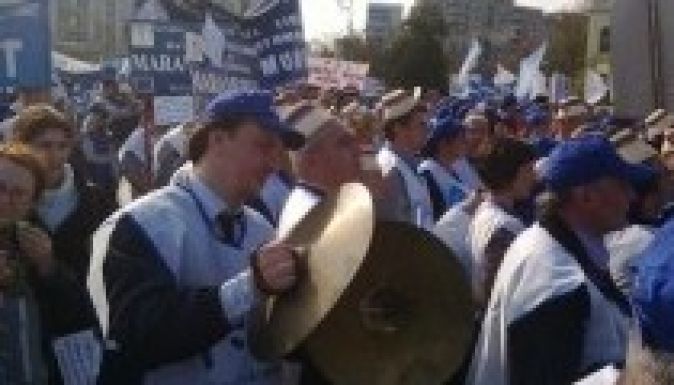 Tanártüntetés Bukarestben: „Le a hazug kormánnyal!”