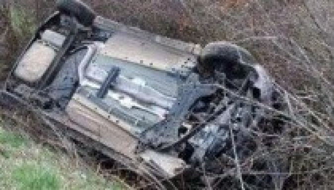 Részegen, jogosítvány nélkül vezettek árokba egy lopott autót