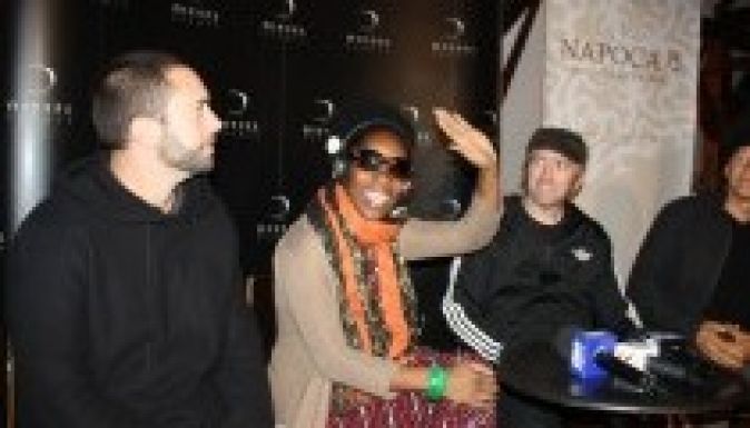 Énekesnő, slammer, aktivista – Kolozsvár vendége Iyeoka