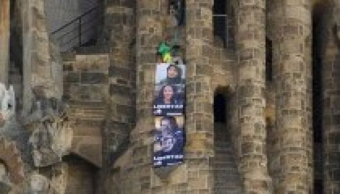 A Sagrada Familián lógva tiltakoztak a Greenpeacesek