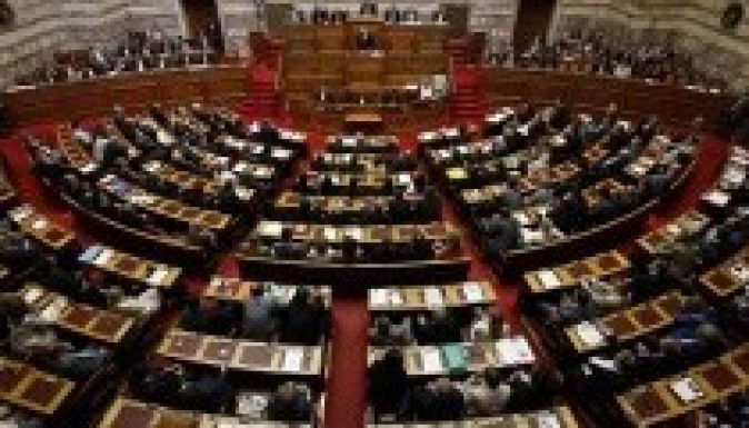 Túlélte a bizalmatlansági indítványt a görög kormány