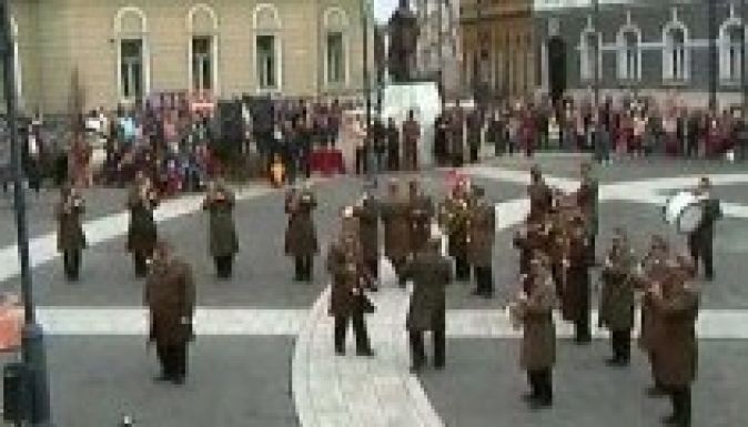 Trombitával reklámozzák a honvédek a Mennyország tourist szolgáltatásait