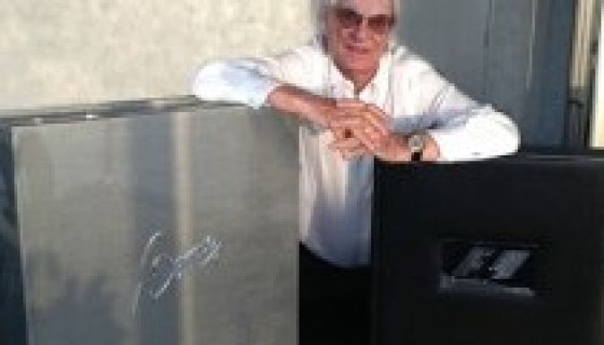 Egy millió dollárba kerül és 37 kilós Bernie Ecclestone könyve