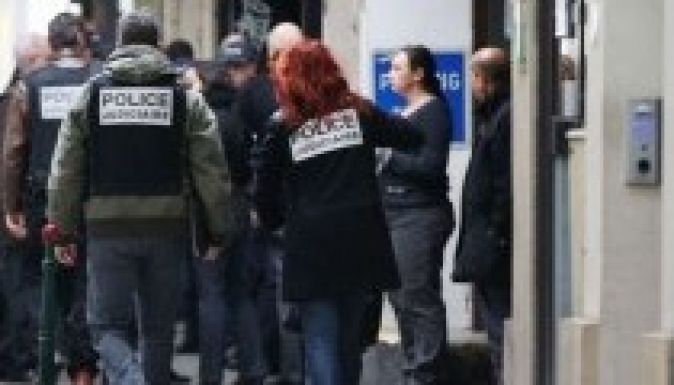 Ámokfutó „vadászik” Párizsban bankárokra és újságírókra?