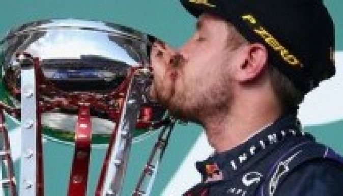 Nyolcadik győzelmével Schumacher rekordját is megdöntötte Vettel
