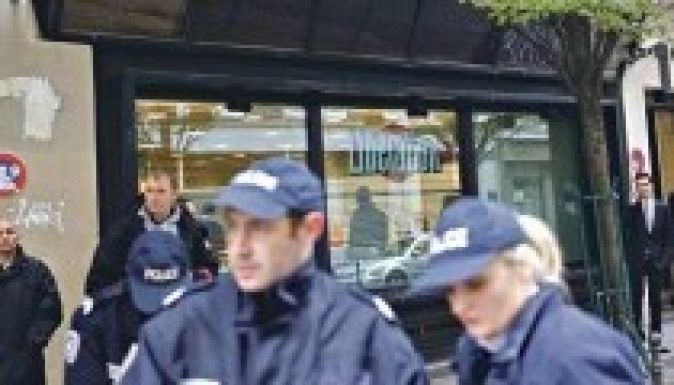 Merénylettől tartanak Párizsban