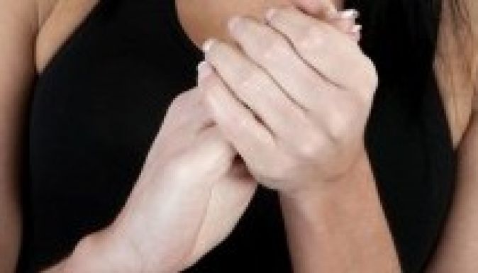 Az ujjropogtatás biztosan kézremegéshez vezet?