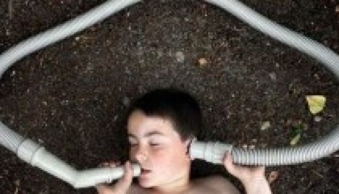 Az autista kisfiút a fotózás nyitotta meg apja felé (GALÉRIA)