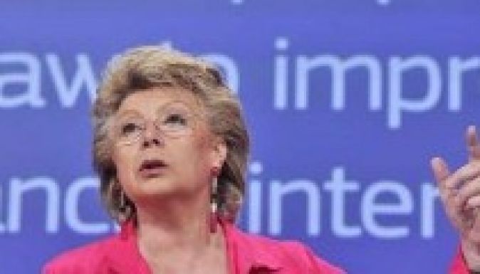 Reding Cameronnak: a szabad mozgás nem alku tárgya