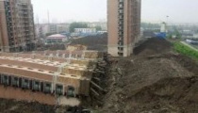 Kifordult a földből egy sanghaji toronyház (GALÉRIA)