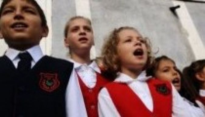 Tervezet: az iskolai napot himnuszénekléssel kell kezdeni