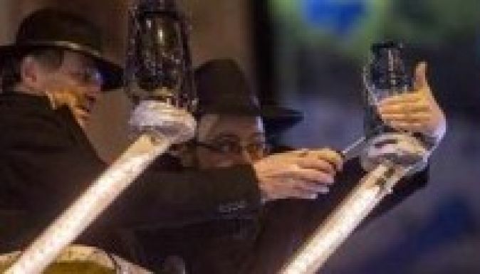 Megrongálták a két budapesti hanuka gyertyatartót