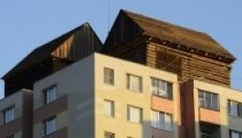 Panelház tetején állítottak fel hagyományos faházakat Kassán