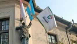 Csak saját zászlóit távolította el az EMNT és az EMNP