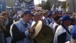 Tanártüntetés Bukarestben: „Le a hazug kormánnyal!”