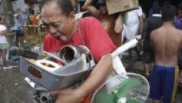 Zombiként keresnek ételt a Haiyan tájfun túlélői