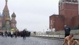 Legérzékenyebb testrészét szegezte a Vörös tér kövezetéhez