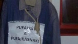 Pufajkát a pufajkásnak - „felöltöztették” Horn Gyula mellszobrát