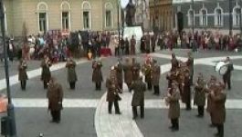 Trombitával reklámozzák a honvédek a Mennyország tourist szolgáltatásait