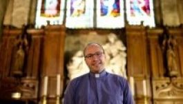 Mezítláb meneteltettek elrablói egy francia papot