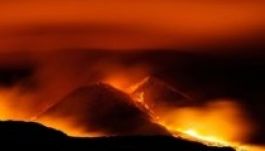Ismét kitört az Etna, vörös lett Kelet-Szicília ege
