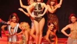 Csobot Adél élő adásban dobta le a ruháját