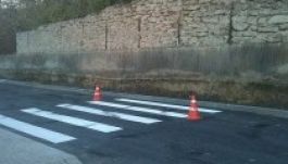 Falnak vezet egy gyalogos átjáró Szászmedgyesen