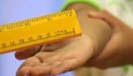 A romániai iskolákban tilos a tenyeres és a sarokba állítás