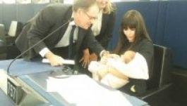 Kisbabájával tért vissza az EP-be Elena Băsescu