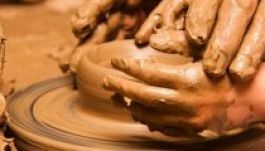 Mester tanítja a fazekasságot Nagyváradon