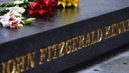 Félárbocon az amerikai zászlók: Kennedyre emlékeznek