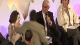 Tortát vágtak egy politikus arcába – két év börtönt kaptak