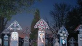 Rendszeresen fosztogatják a szaploncai vidám temetőt