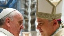 Ferenc pápa éjszaka pénzt oszt a szegényeknek