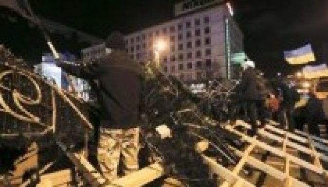 Kijevben körülzárták tüntetők a kormány épületét