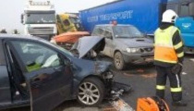 Durva tömegkarambol: száz autó ment egymásba Belgiumban