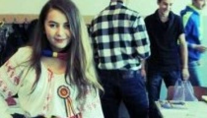 Hajpánt helyett trikolór csokornyakkendővel ünnepelt a botrányhős kislány