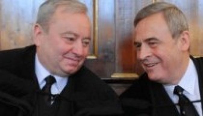 Egyháza megvédi Csűry Istvánt Tőkés ellenében