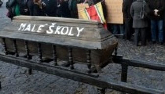 Több százan tüntettek Pozsonyban a kisiskolák megmentéséért