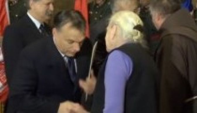 Orbán kínos helyzetben: Böjte édesanyja nem fogadta el a kézcsókját