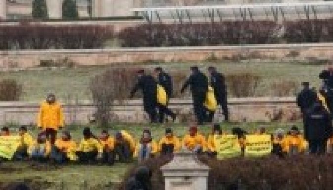 Rendőrségi kihallgatásra vitték a Greenpeace-tüntetőket