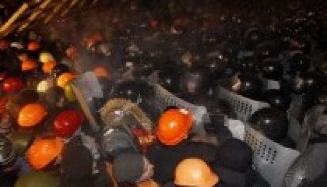 A rohamrendőrök elől hátrálniuk kellett a tüntetőknek Kijevben