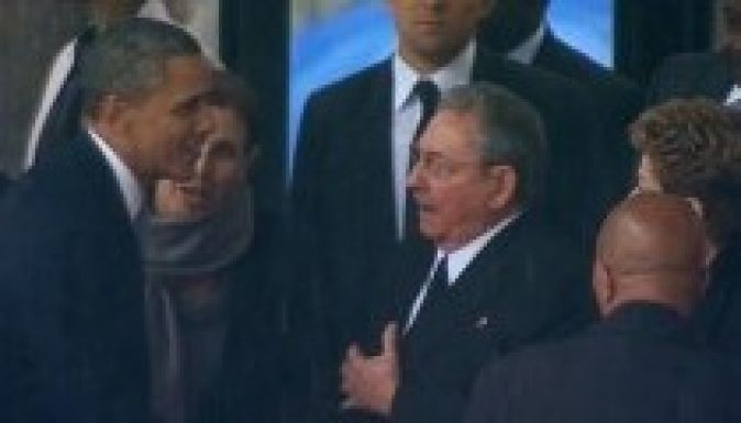 Miért fogott kezet Mandela temetésén Obama és Castro?