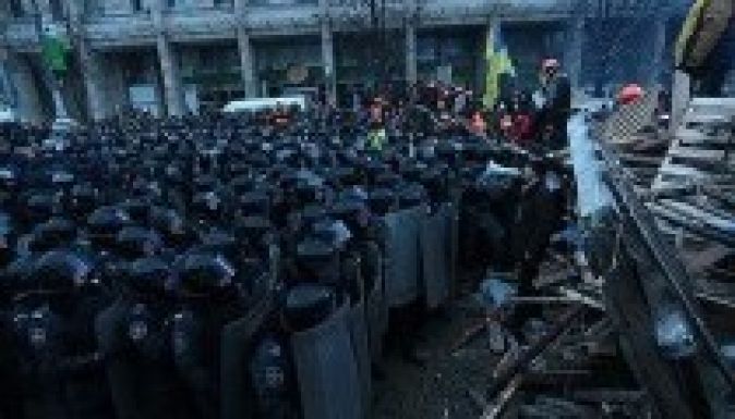 Kijevben hideg vízzel locsolják az ostromló rohamrendőröket (ÉLŐ)