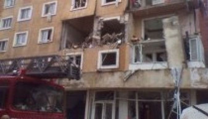 Robbanás történt egy aradi tömbházban, egy nő súlyosan megsérült
