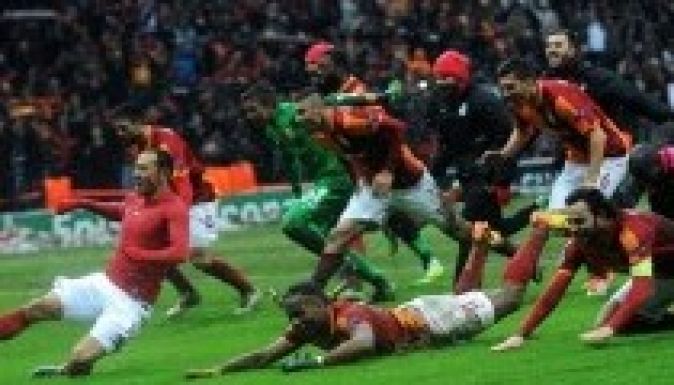 A Galata nyerte a sárcsatát, a Juventus kiesett a BL-ből