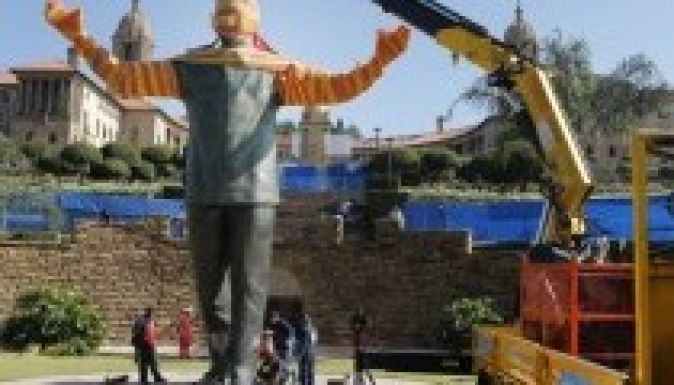 A nemzetet átfogó Mandela-óriásszobrot állítottak Pretoriában
