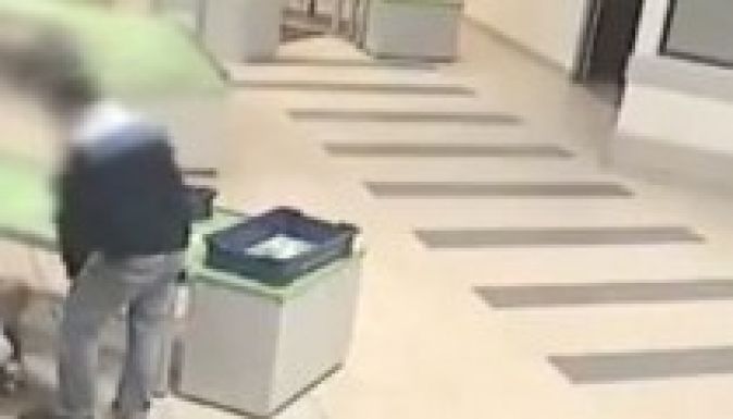 Zuhanó csecsemőt mentett meg a biztonsági őr (VIDEÓ)