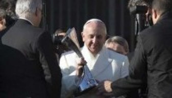 Bajnoki serleget kapott kedvenc csapatától Ferenc pápa