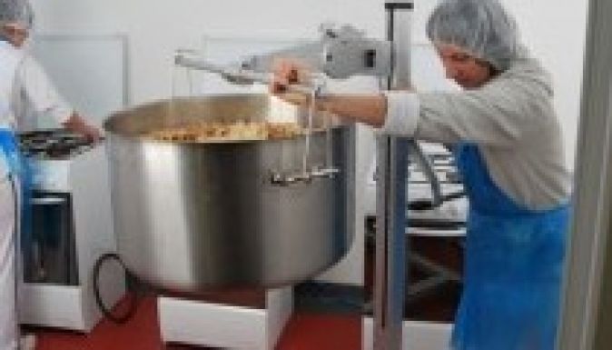 Teljes gőzzel üzemel a gyergyói töltöttkáposztagyár